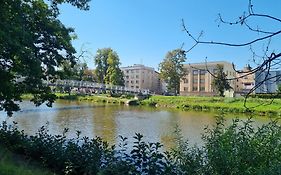 Prostorný byt v centru u řeky, 2 ložnice, balkón